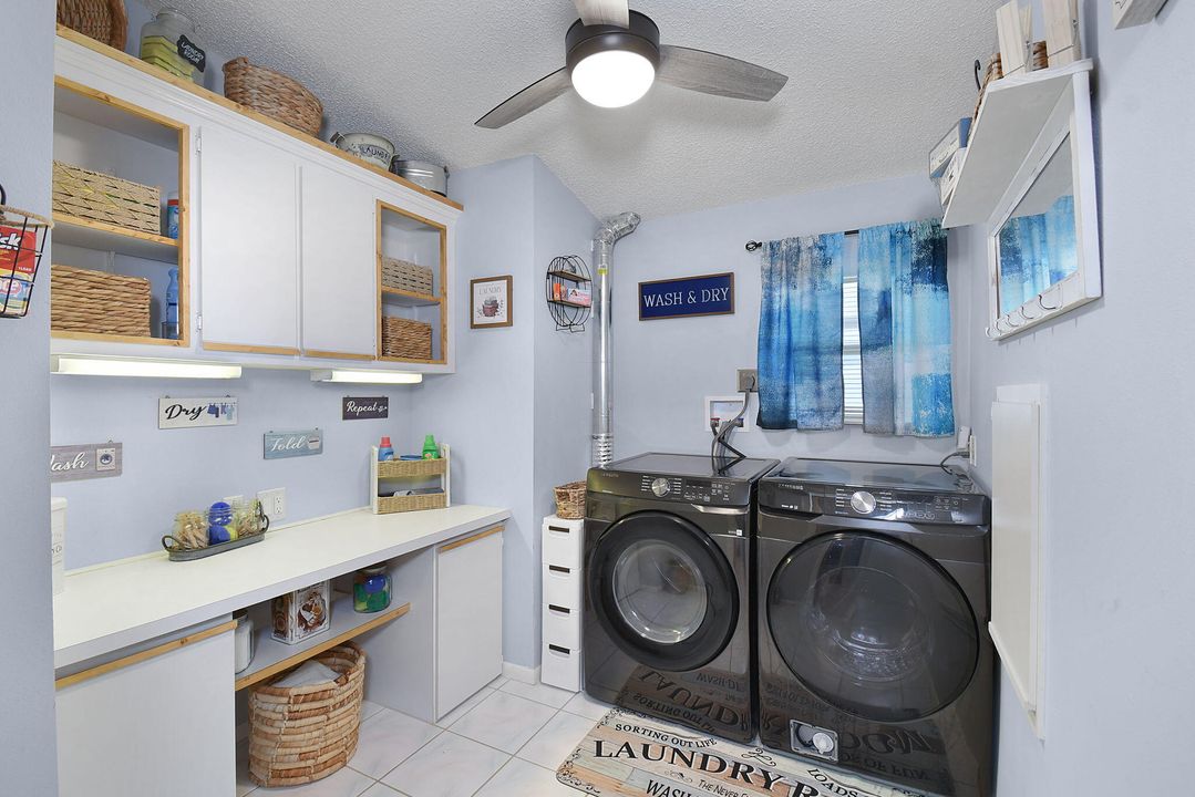 合同活跃: $249,900 (2 贝兹, 2 浴室, 1400 平方英尺)