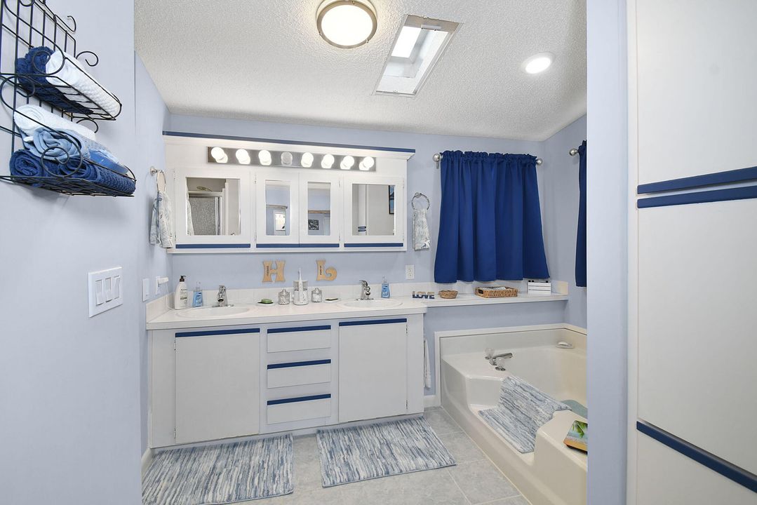 合同活跃: $249,900 (2 贝兹, 2 浴室, 1400 平方英尺)