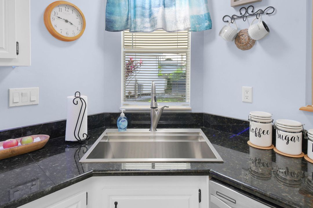 合同活跃: $249,900 (2 贝兹, 2 浴室, 1400 平方英尺)