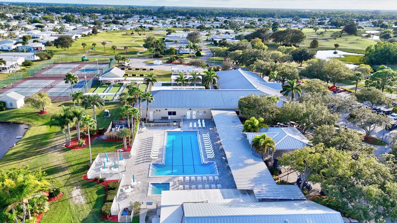 合同活跃: $249,900 (2 贝兹, 2 浴室, 1400 平方英尺)