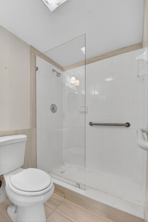 待售: $84,900 (1 贝兹, 1 浴室, 726 平方英尺)