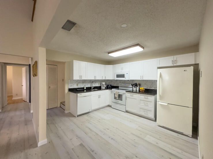 На продажу: $295,000 (2 спален, 2 ванн, 1113 Квадратных фут)