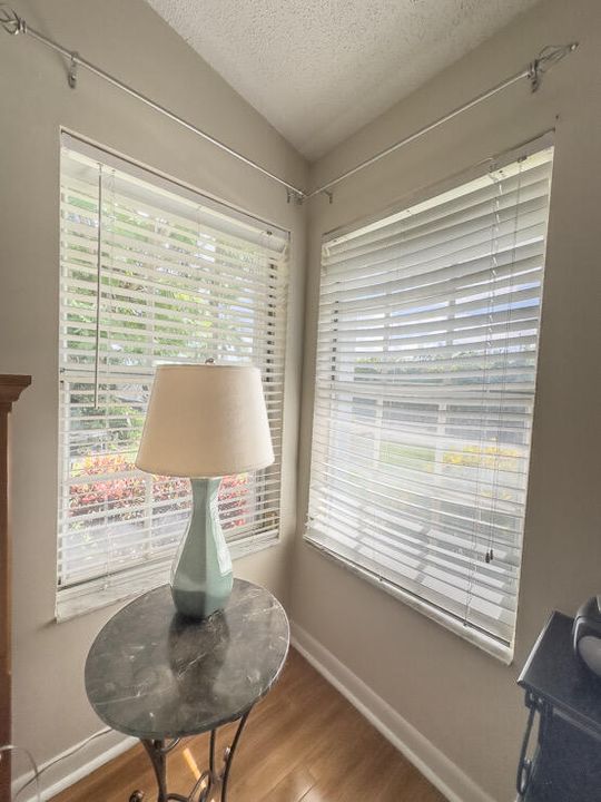 На продажу: $295,000 (2 спален, 2 ванн, 1113 Квадратных фут)