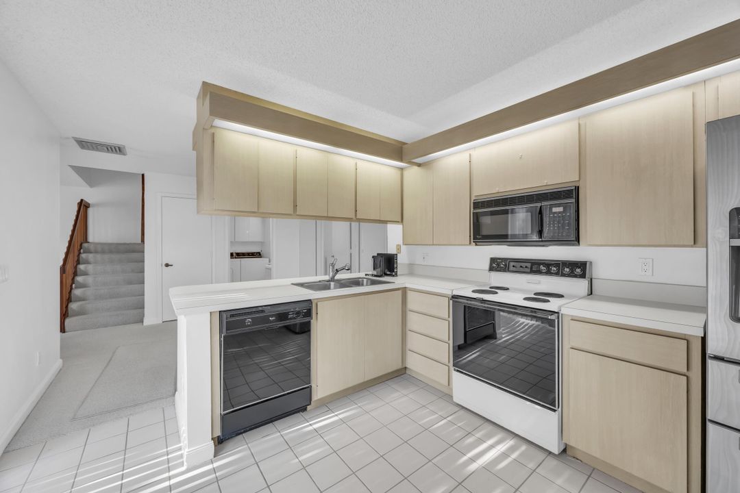 For Sale: $265,000 (2 beds, 2 baths, 1374 Square Feet)