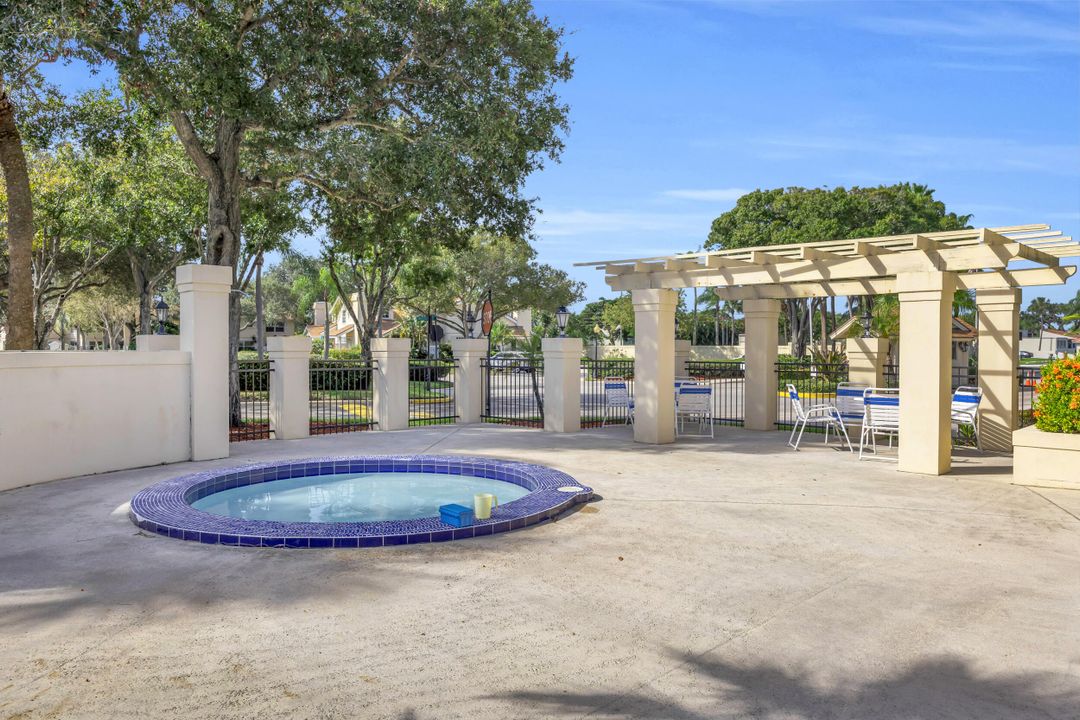 For Sale: $265,000 (2 beds, 2 baths, 1374 Square Feet)