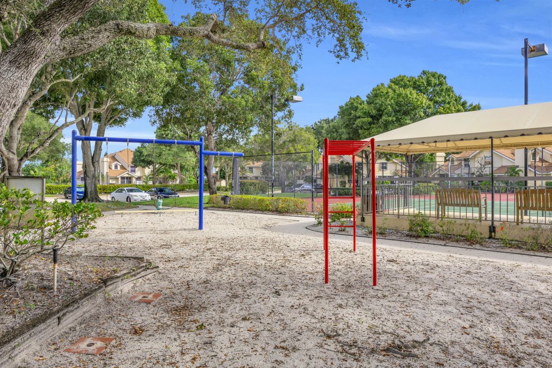 For Sale: $265,000 (2 beds, 2 baths, 1374 Square Feet)