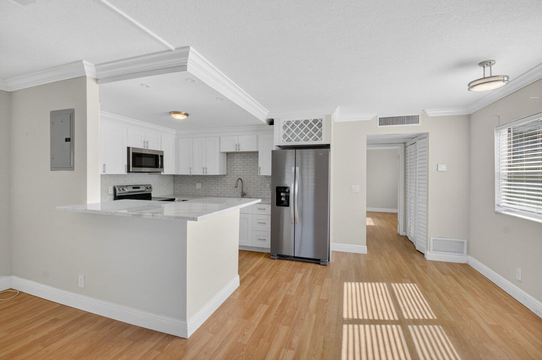 待售: $84,900 (1 贝兹, 1 浴室, 726 平方英尺)