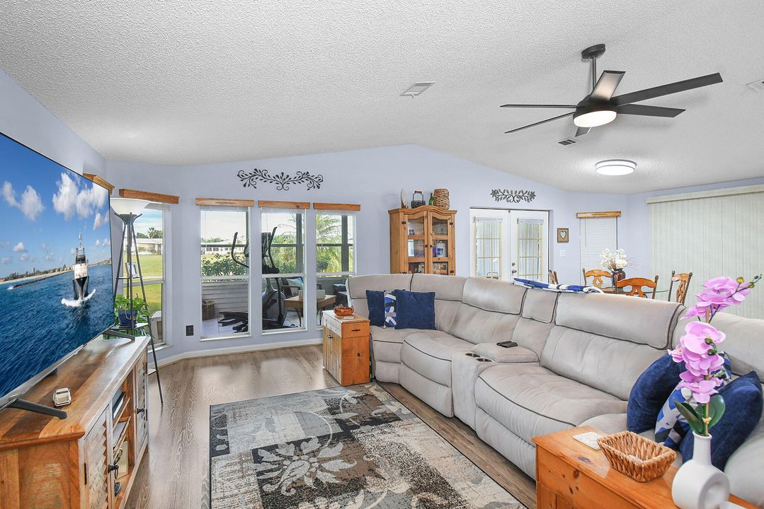 合同活跃: $249,900 (2 贝兹, 2 浴室, 1400 平方英尺)