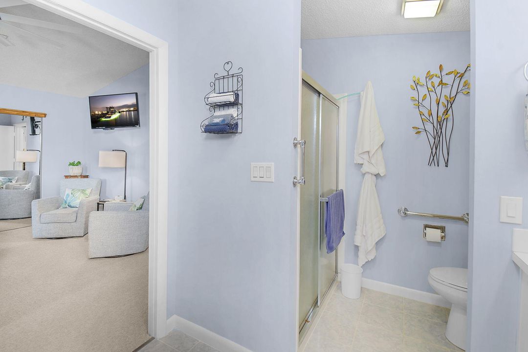 合同活跃: $249,900 (2 贝兹, 2 浴室, 1400 平方英尺)