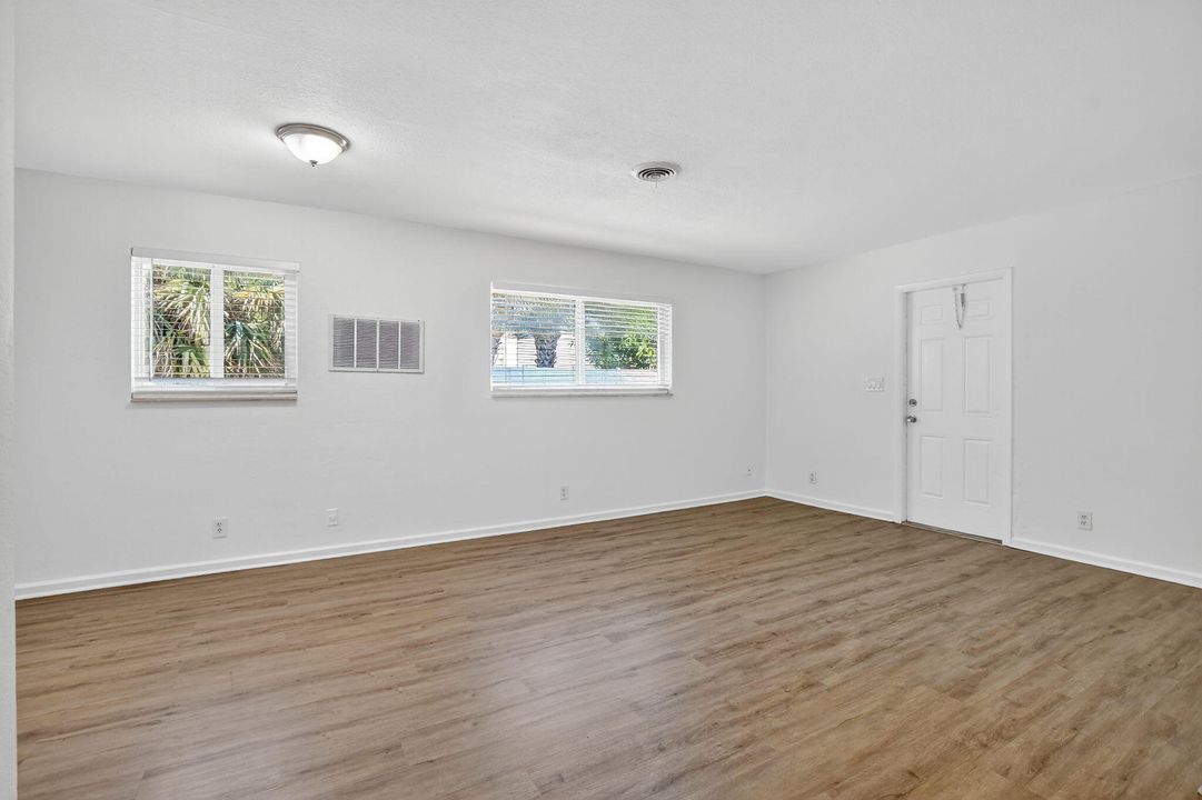 Activo con contrato: $2,100 (3 camas, 1 baños, 1010 Pies cuadrados)