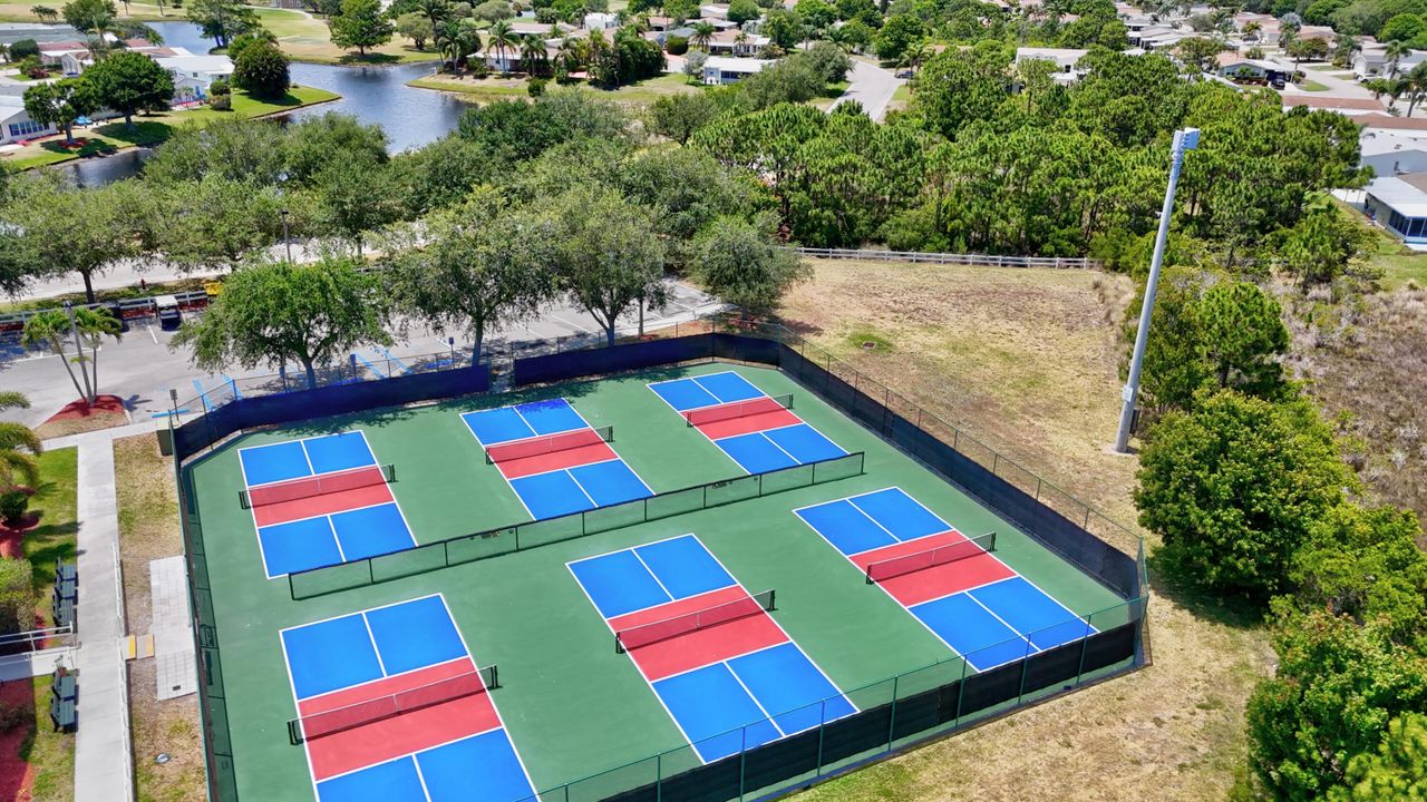 合同活跃: $249,900 (2 贝兹, 2 浴室, 1400 平方英尺)