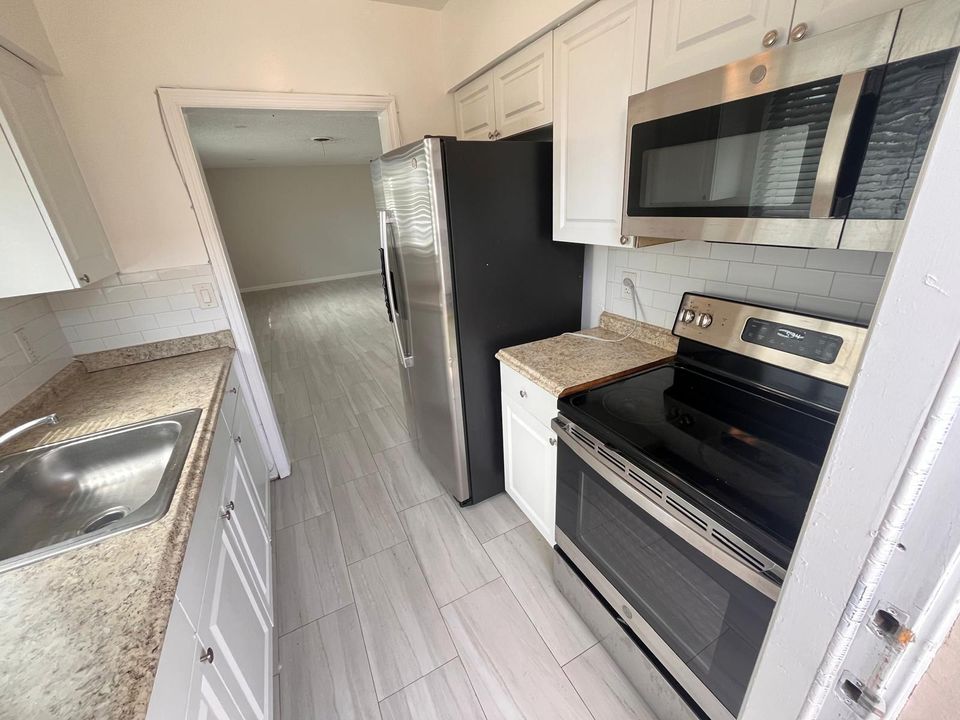 Recently Rented: $2,100 (3 beds, 1 baths, 1010 Square Feet)