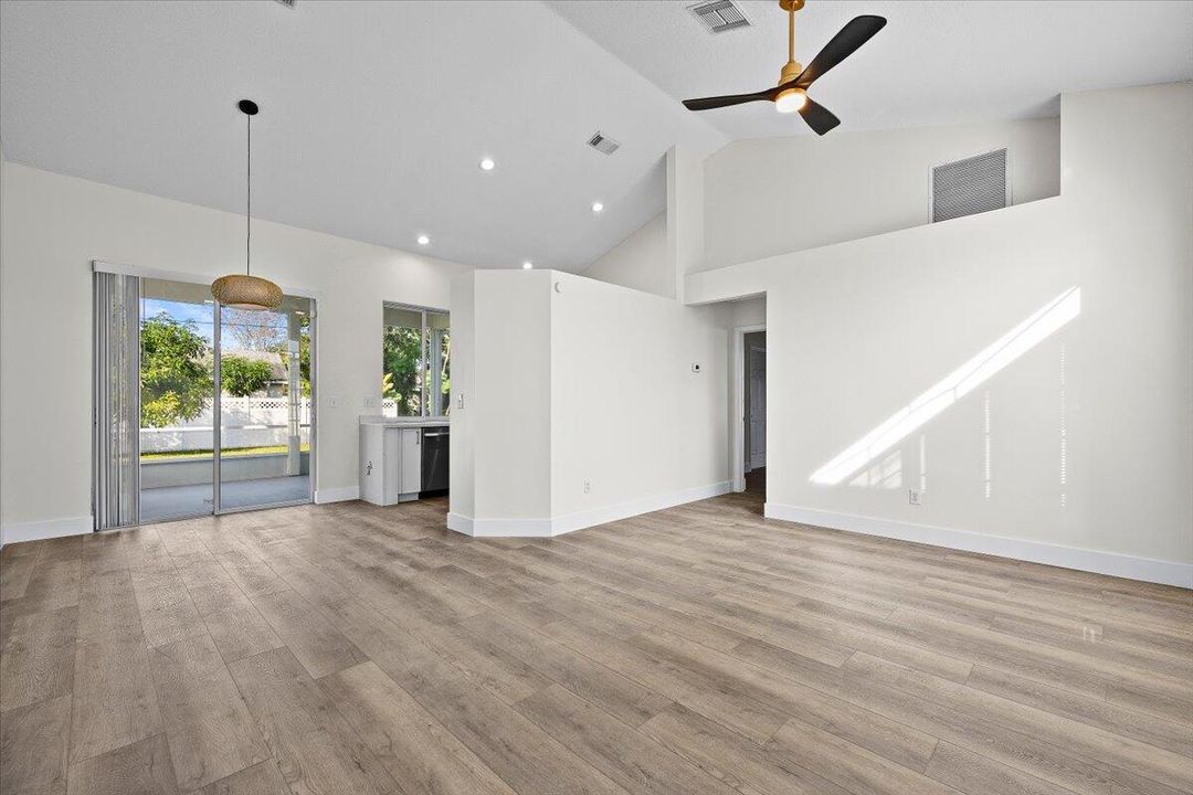 Под контрактом: $379,900 (3 спален, 2 ванн, 1277 Квадратных фут)