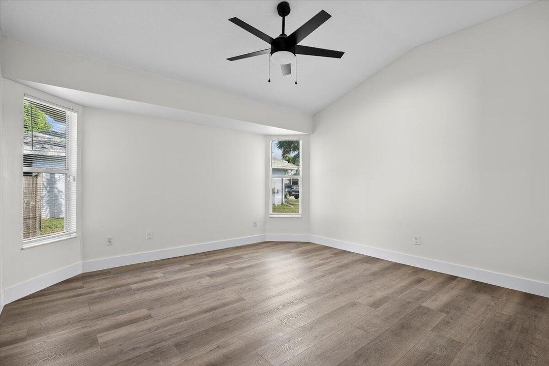 Под контрактом: $379,900 (3 спален, 2 ванн, 1277 Квадратных фут)