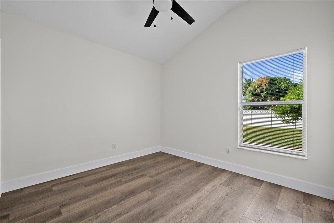 Под контрактом: $379,900 (3 спален, 2 ванн, 1277 Квадратных фут)