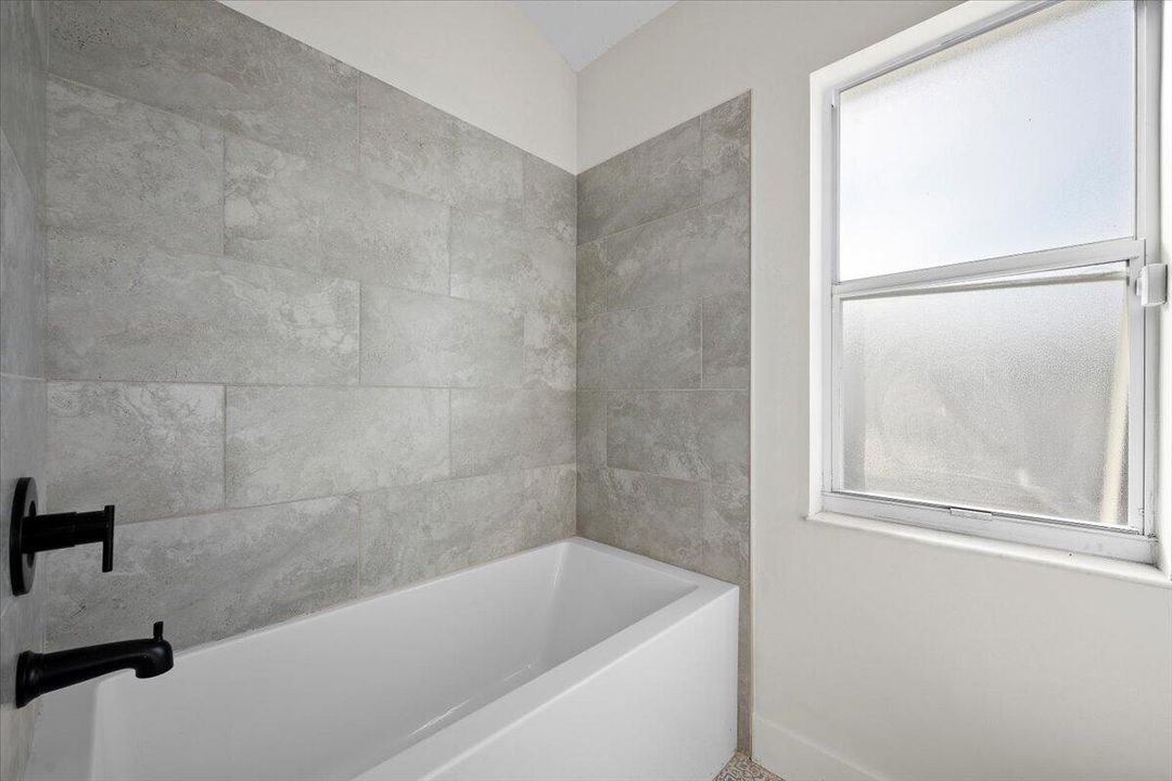 Под контрактом: $379,900 (3 спален, 2 ванн, 1277 Квадратных фут)