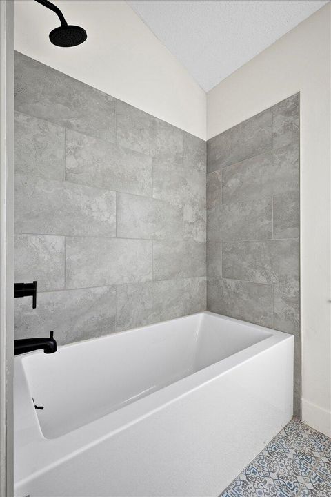 Под контрактом: $379,900 (3 спален, 2 ванн, 1277 Квадратных фут)