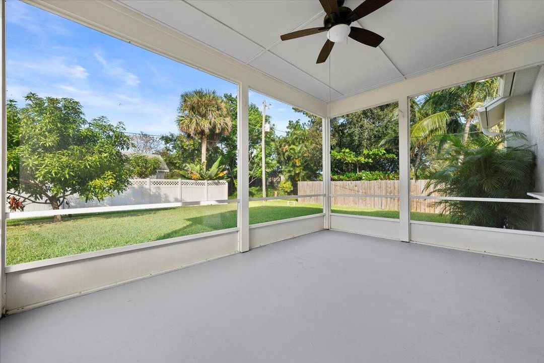 Под контрактом: $379,900 (3 спален, 2 ванн, 1277 Квадратных фут)