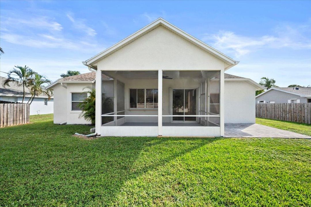 Под контрактом: $379,900 (3 спален, 2 ванн, 1277 Квадратных фут)