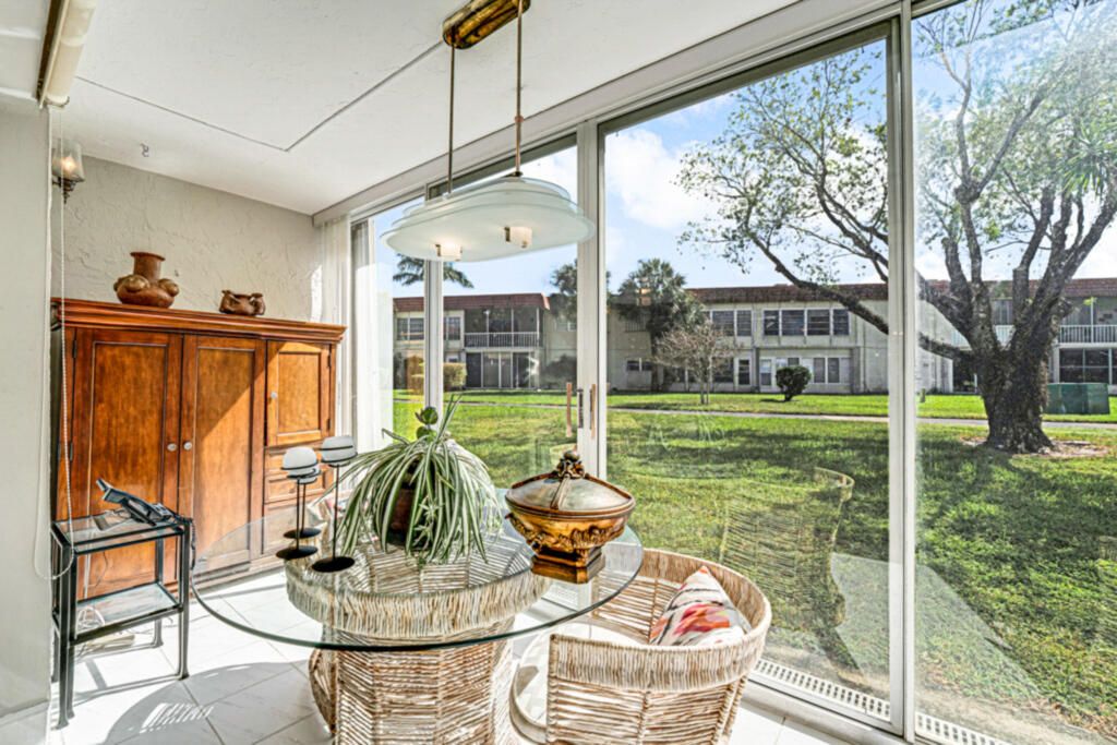 На продажу: $99,000 (2 спален, 2 ванн, 975 Квадратных фут)