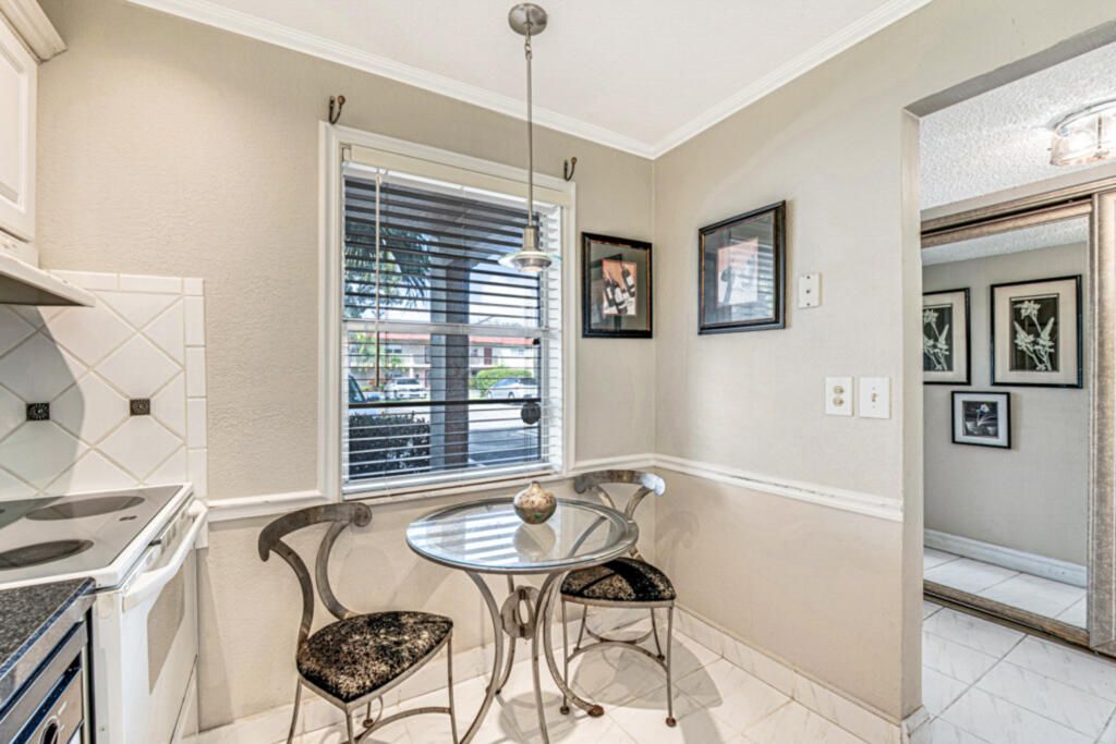 На продажу: $99,000 (2 спален, 2 ванн, 975 Квадратных фут)