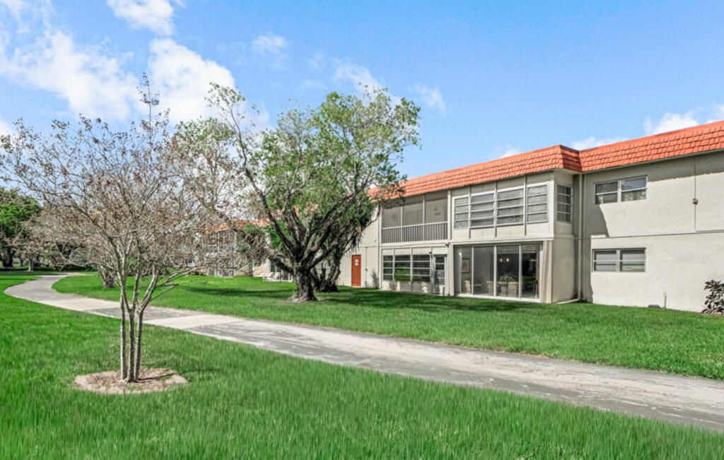 На продажу: $99,000 (2 спален, 2 ванн, 975 Квадратных фут)