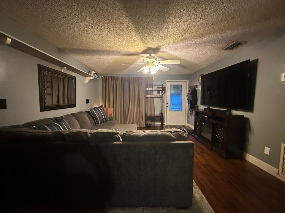 Activo con contrato: $299,900 (3 camas, 1 baños, 924 Pies cuadrados)