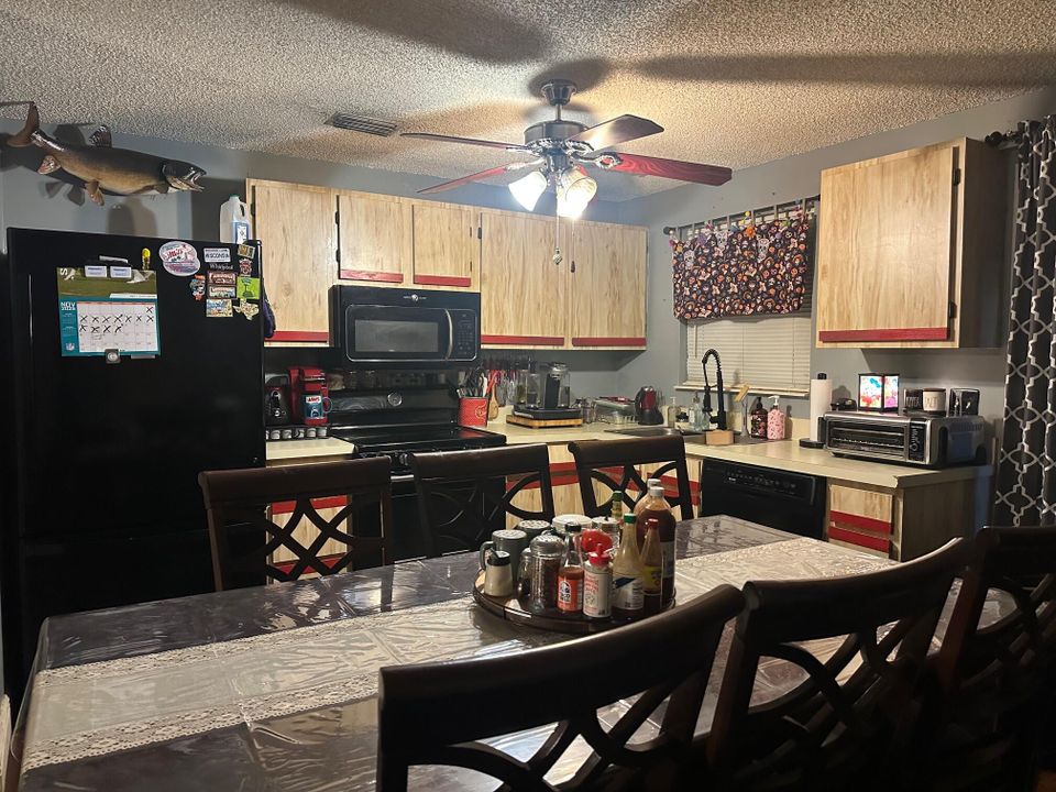 Activo con contrato: $299,900 (3 camas, 1 baños, 924 Pies cuadrados)