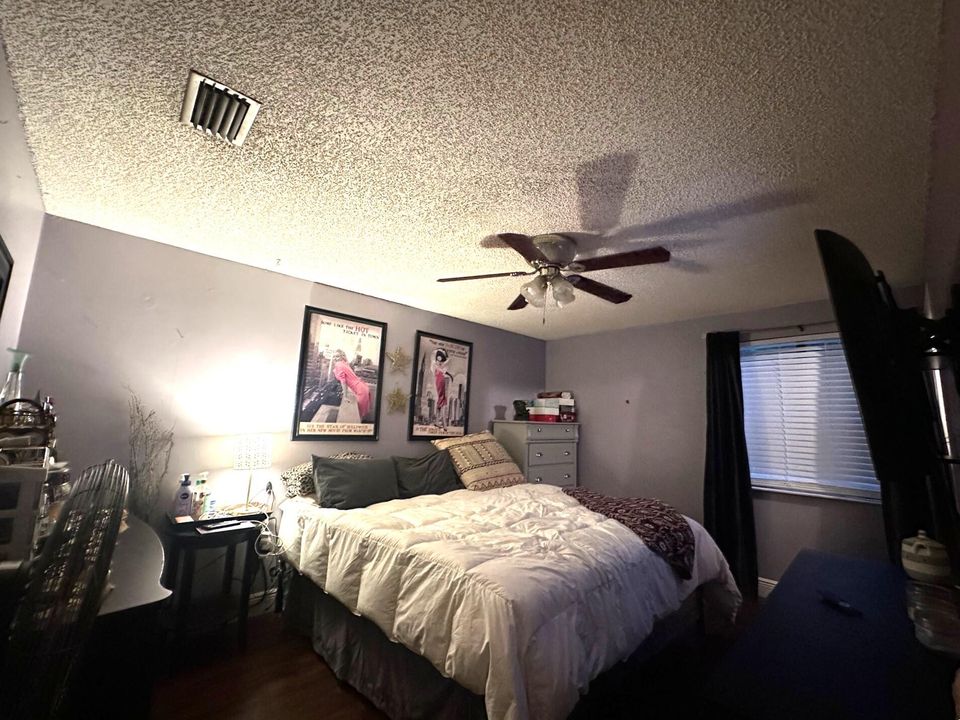 Activo con contrato: $299,900 (3 camas, 1 baños, 924 Pies cuadrados)