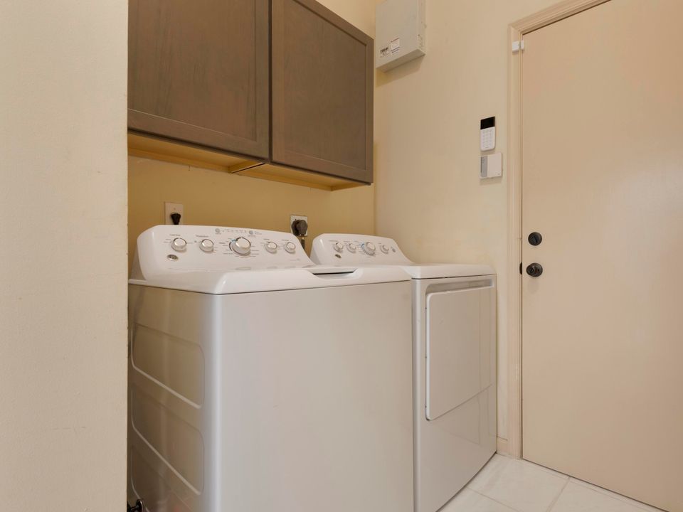 Active With Contract: $720,000 (4 beds, 3 baths, 2422 Square Feet)