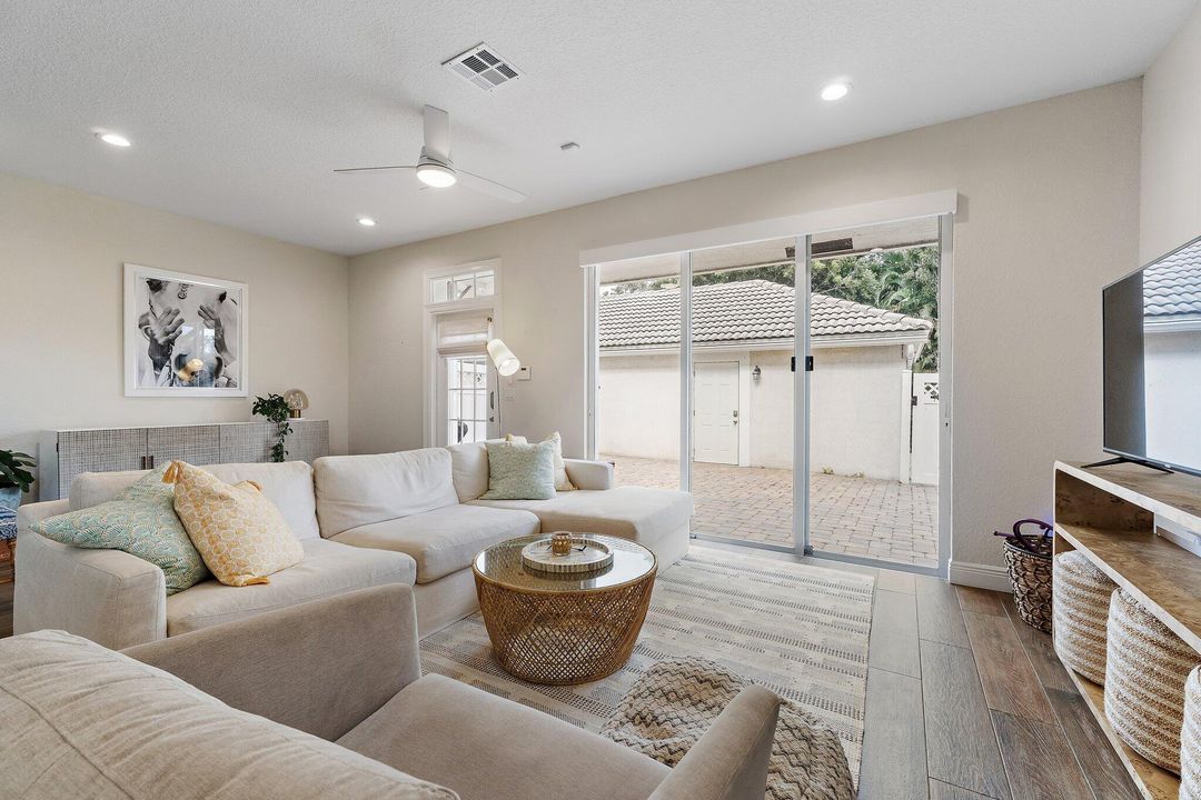 合同活跃: $515,000 (3 贝兹, 2 浴室, 1728 平方英尺)