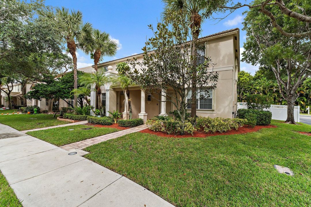 合同活跃: $515,000 (3 贝兹, 2 浴室, 1728 平方英尺)