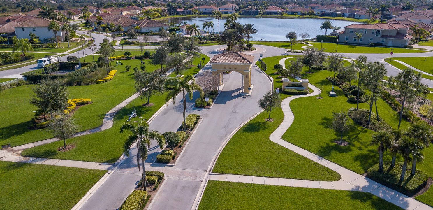 For Sale: $860,000 (5 beds, 5 baths, 3921 Square Feet)