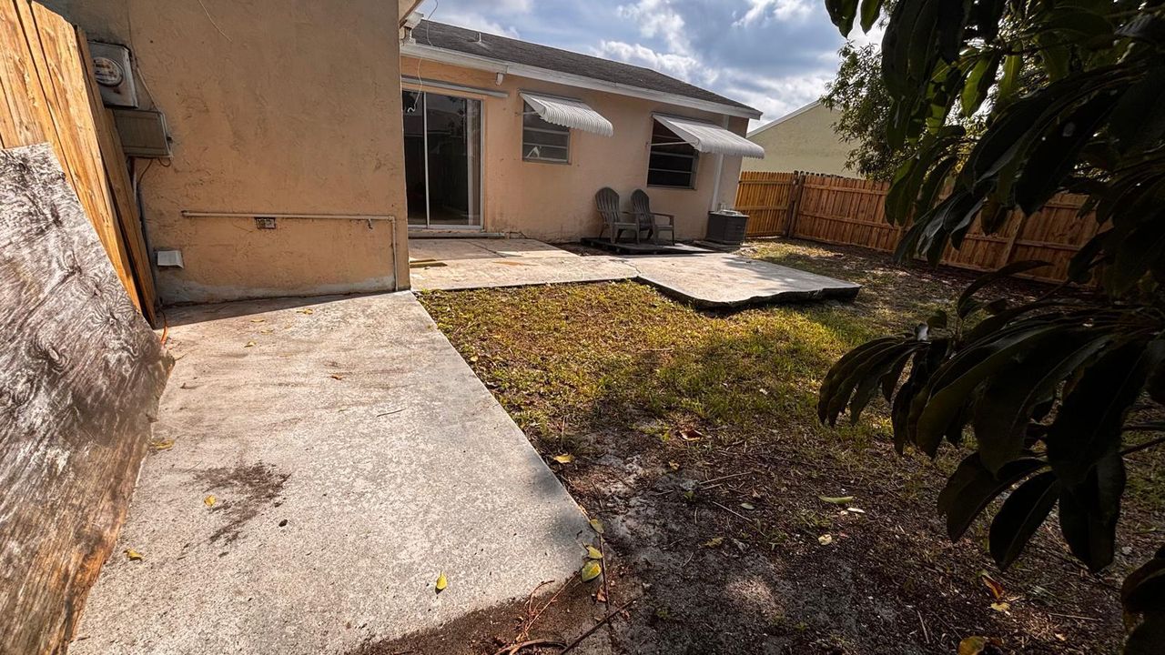 Active With Contract: $265,000 (2 beds, 1 baths, 768 Square Feet)