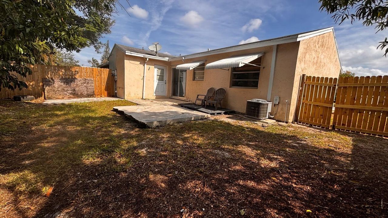 Active With Contract: $265,000 (2 beds, 1 baths, 768 Square Feet)