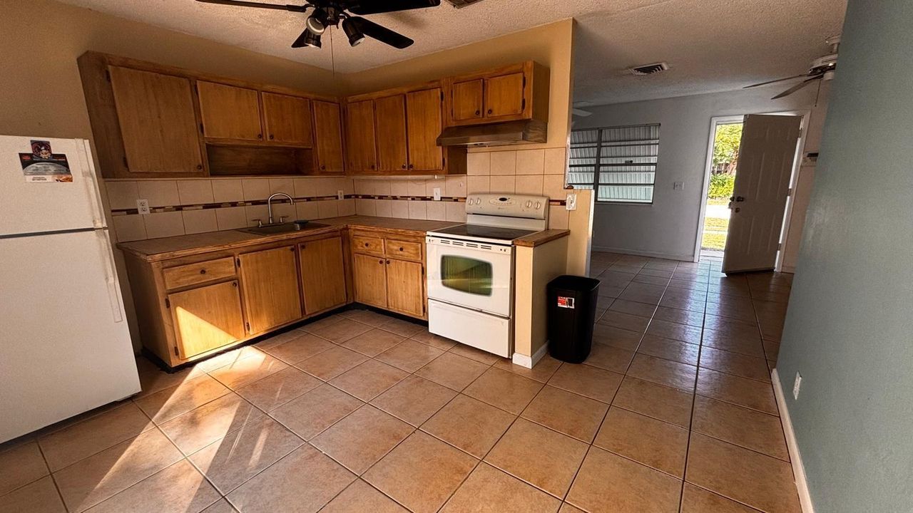 Active With Contract: $265,000 (2 beds, 1 baths, 768 Square Feet)