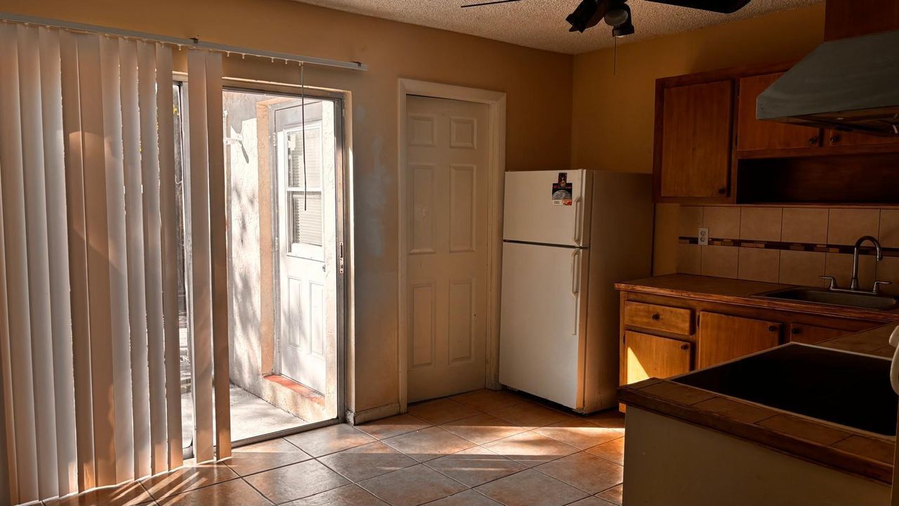 Active With Contract: $265,000 (2 beds, 1 baths, 768 Square Feet)