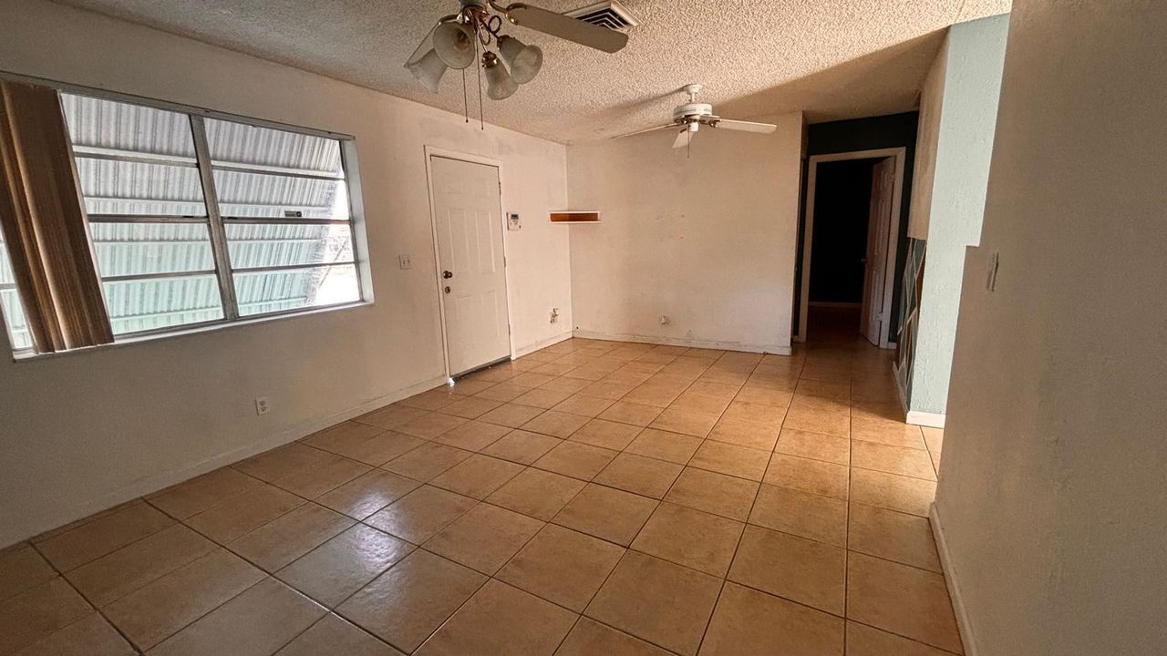 Active With Contract: $265,000 (2 beds, 1 baths, 768 Square Feet)