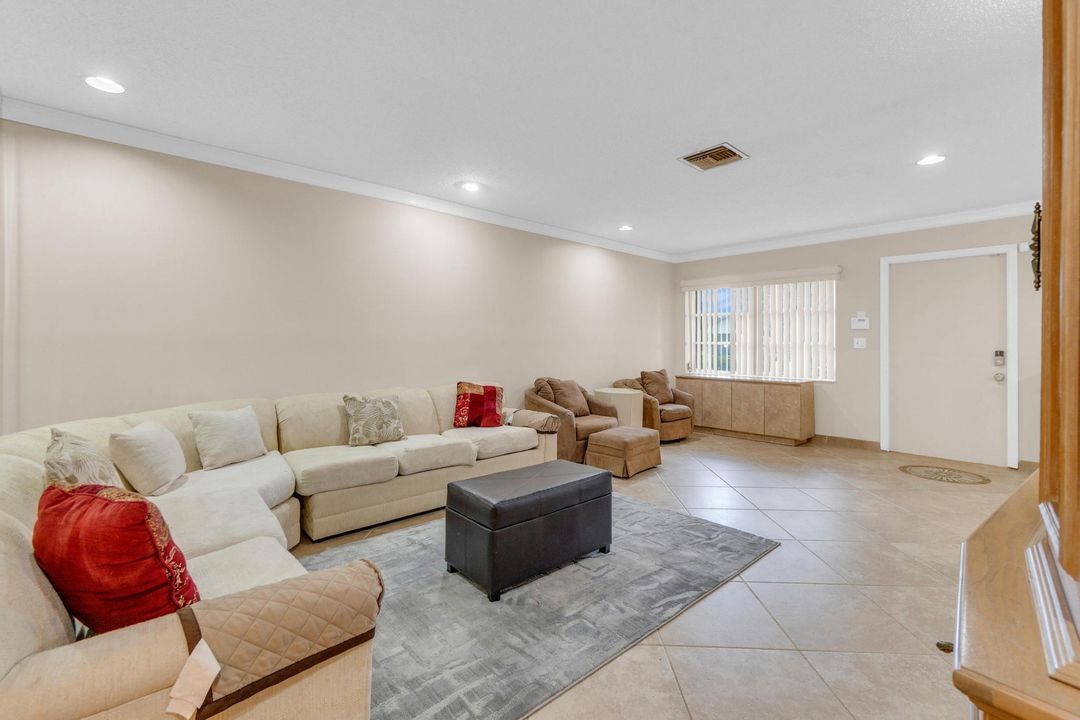 На продажу: $250,000 (2 спален, 2 ванн, 1200 Квадратных фут)