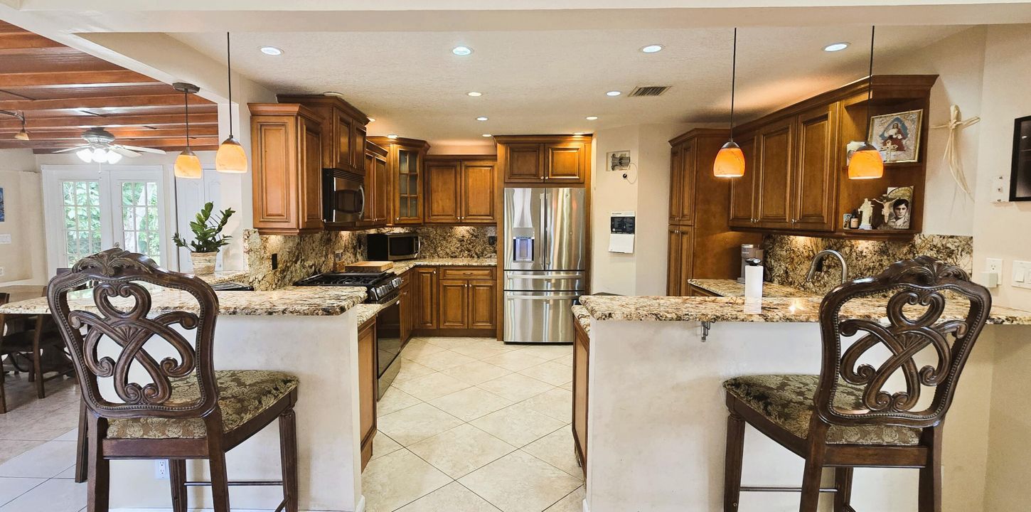 En Venta: $550,000 (3 camas, 2 baños, 1940 Pies cuadrados)