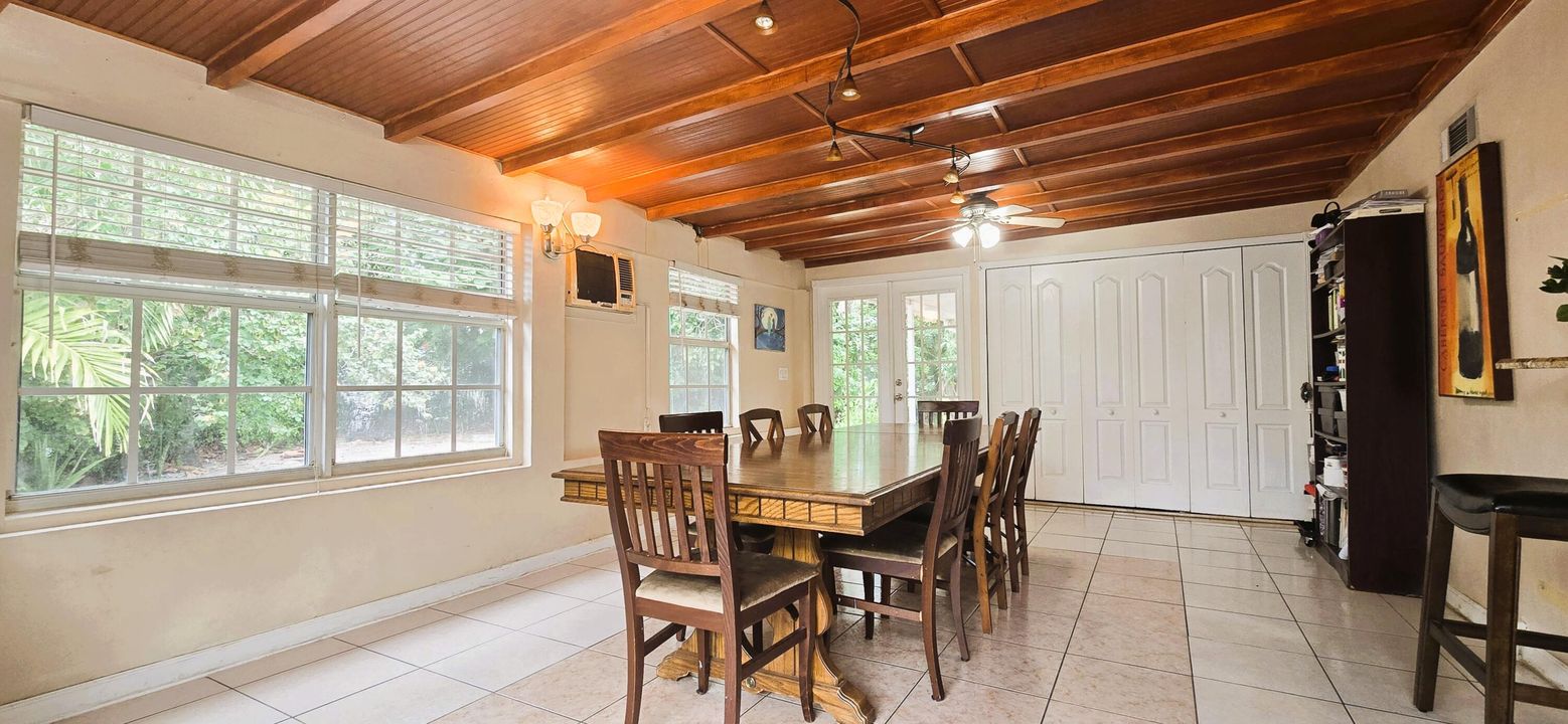 En Venta: $550,000 (3 camas, 2 baños, 1940 Pies cuadrados)