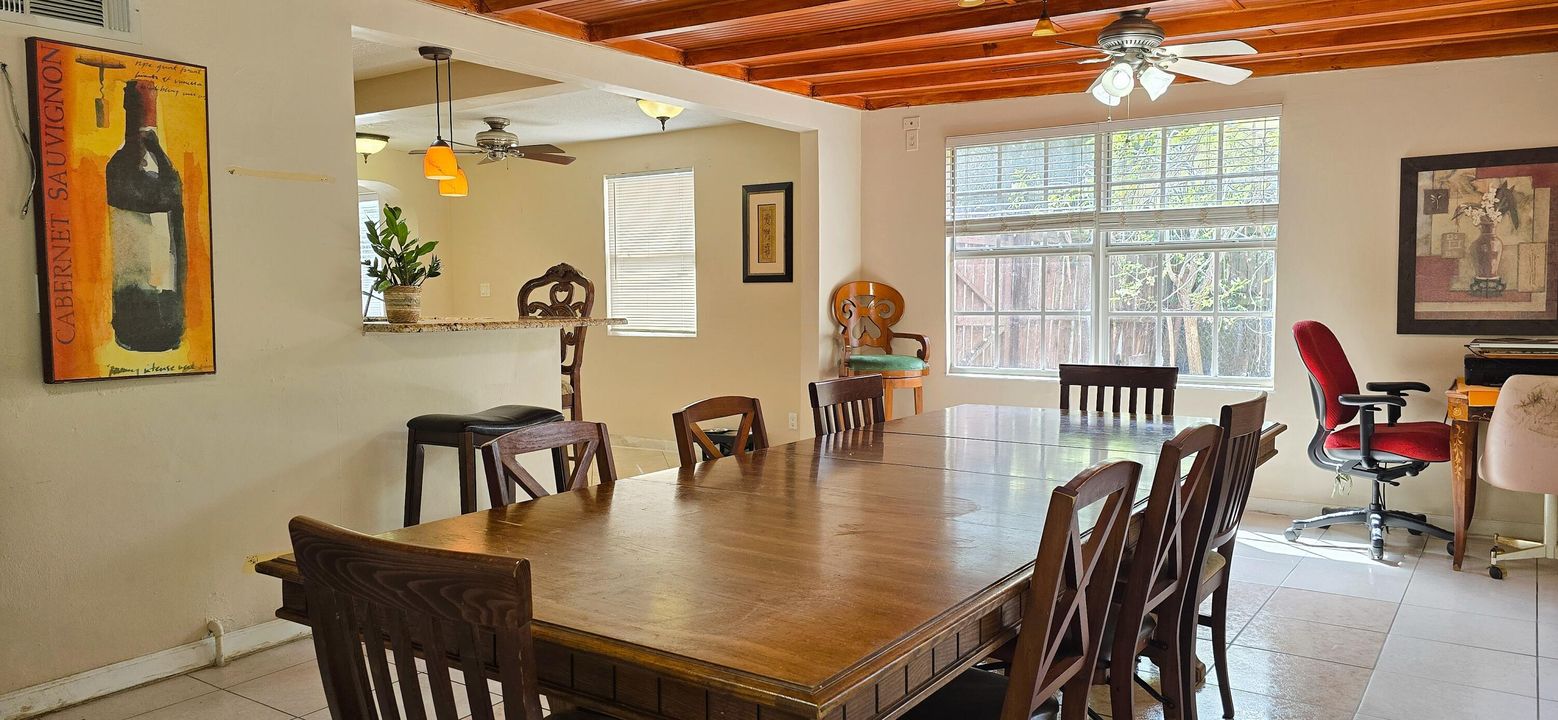 En Venta: $550,000 (3 camas, 2 baños, 1940 Pies cuadrados)