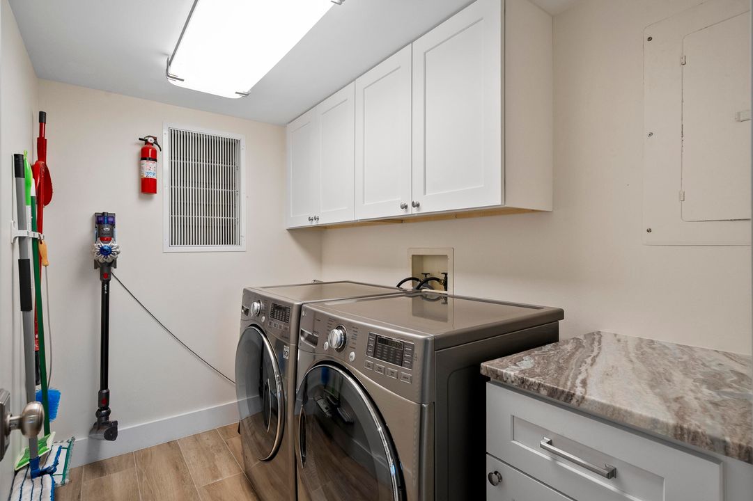 En Venta: $949,900 (3 camas, 3 baños, 2368 Pies cuadrados)