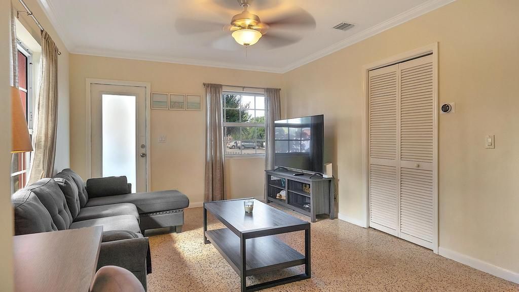 出租: $2,000 (2 贝兹, 1 浴室, 685 平方英尺)