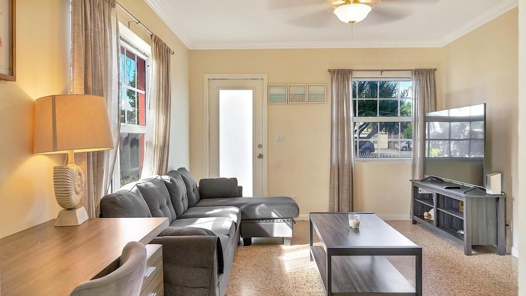 出租: $2,000 (2 贝兹, 1 浴室, 685 平方英尺)