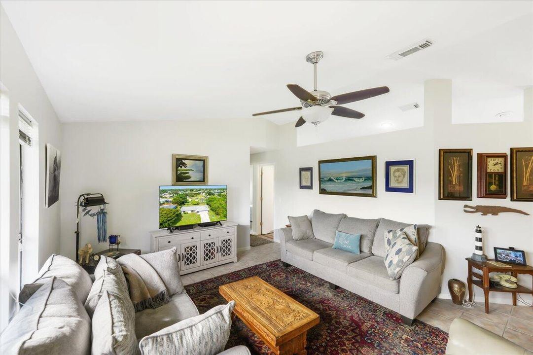 Active With Contract: $299,900 (3 beds, 2 baths, 1128 Square Feet)