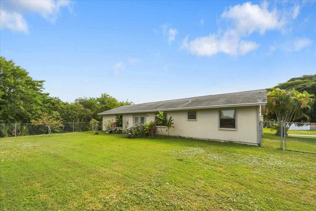 Active With Contract: $299,900 (3 beds, 2 baths, 1128 Square Feet)