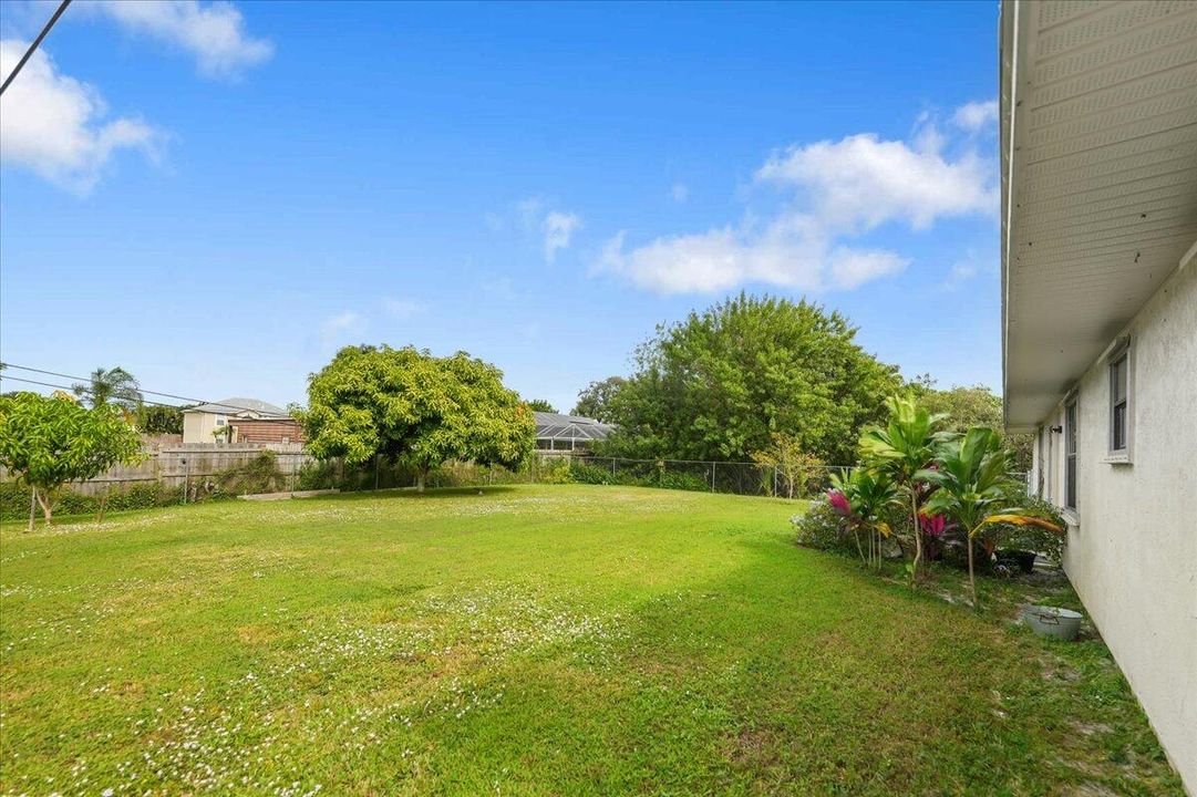 Active With Contract: $299,900 (3 beds, 2 baths, 1128 Square Feet)