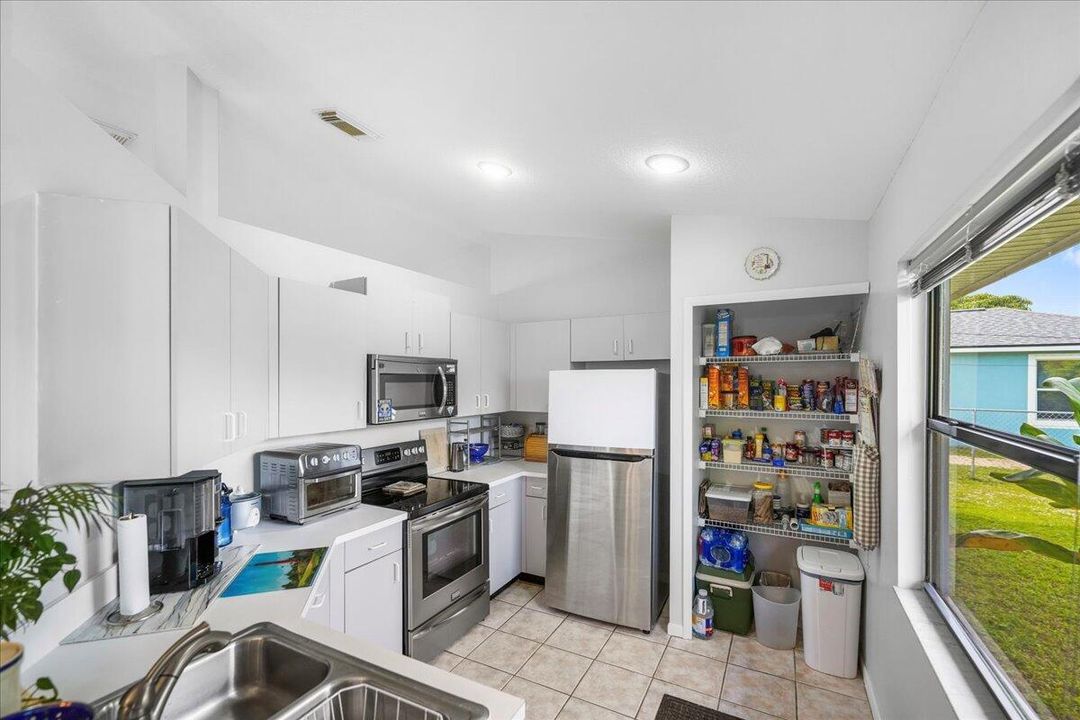 Active With Contract: $299,900 (3 beds, 2 baths, 1128 Square Feet)