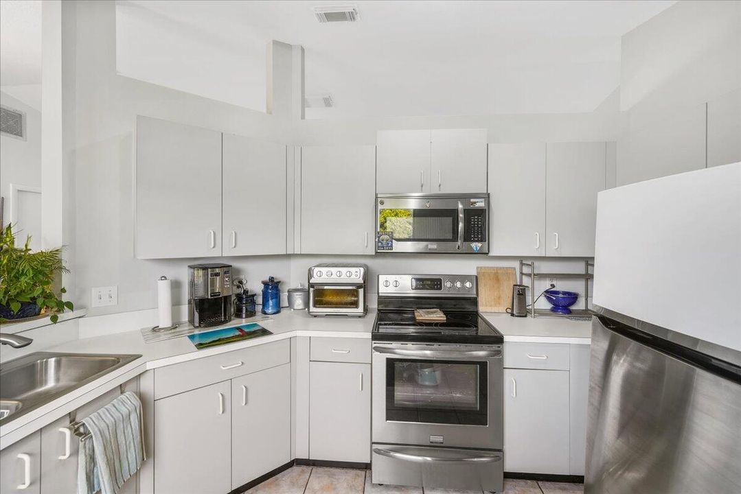 Active With Contract: $299,900 (3 beds, 2 baths, 1128 Square Feet)